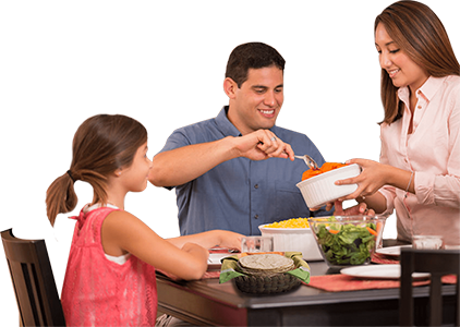 Familia compartiendo alimentos